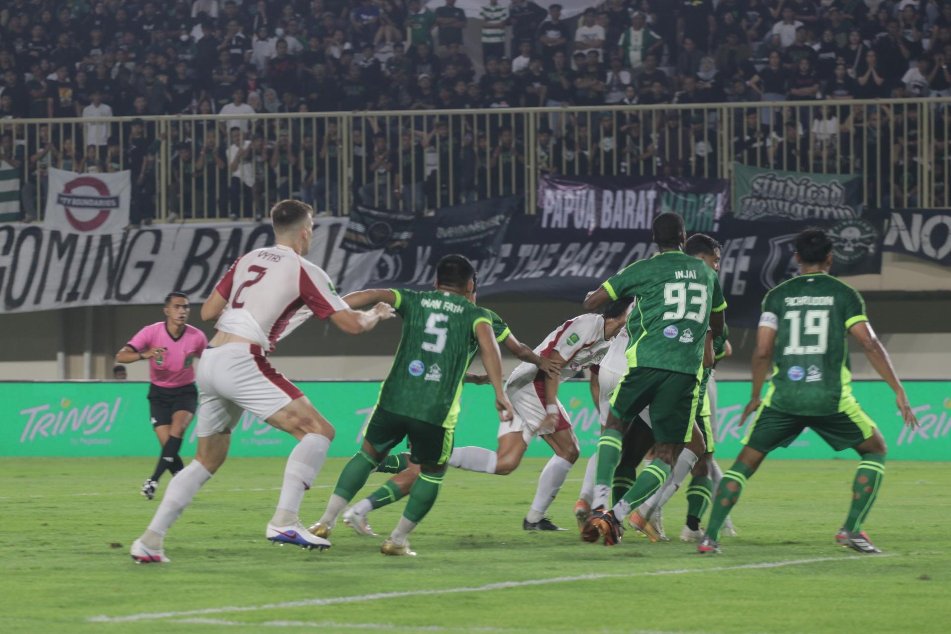 Pemain-PSS-Sleman-berjibaku-menahan-gempuran-pemain-Garudayaksa-di-babak-pertama-final.jpg