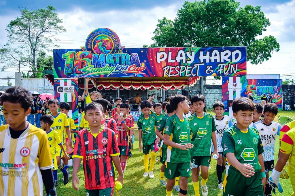 Pemain-muda-sepak-bola-se-DIY-memasuki-lapangan-pertandingan-di-ajang-final-MSKC-2026.jpg