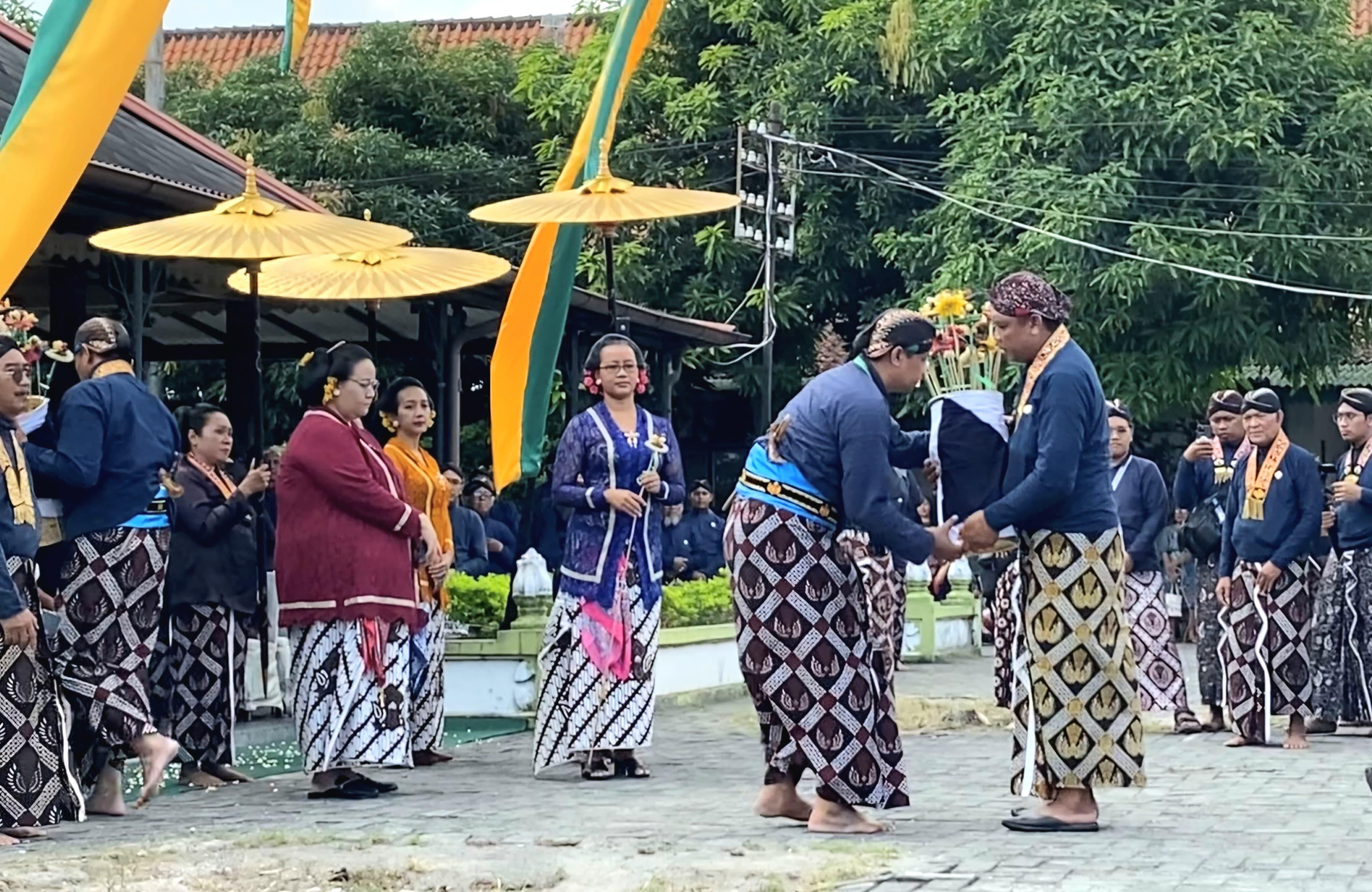 Pembagian-ubarampe-Garebeg-Besar-Iduladha-di-Ndalem-1862024.jpg