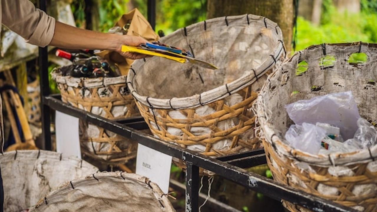 Pemberdayaan-masyarakat-dalam-memilah-sampah-sesuai-bank-sampah.jpg