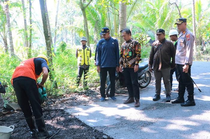 Pemkab-Kulon-Progo-Lakukan-Percepatan-Perbaikan-Jalan-Kabupaten-di-Sejumlah-Titik.jpg