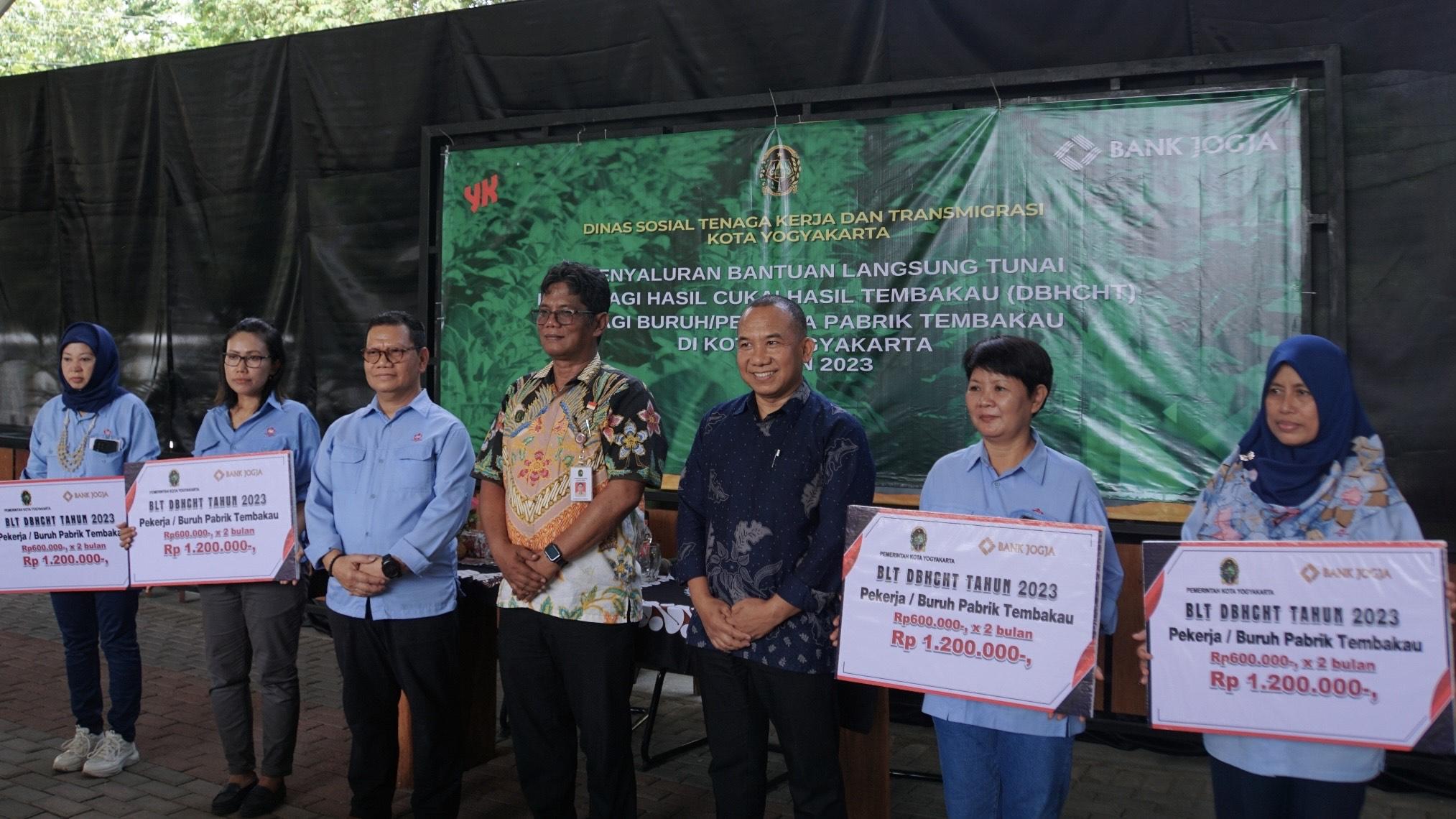 Pemkot-Yogya-Salurkan-BLT-DBHCHT-untuk-211-Pekerja-Pabrik-Tembakau.jpg