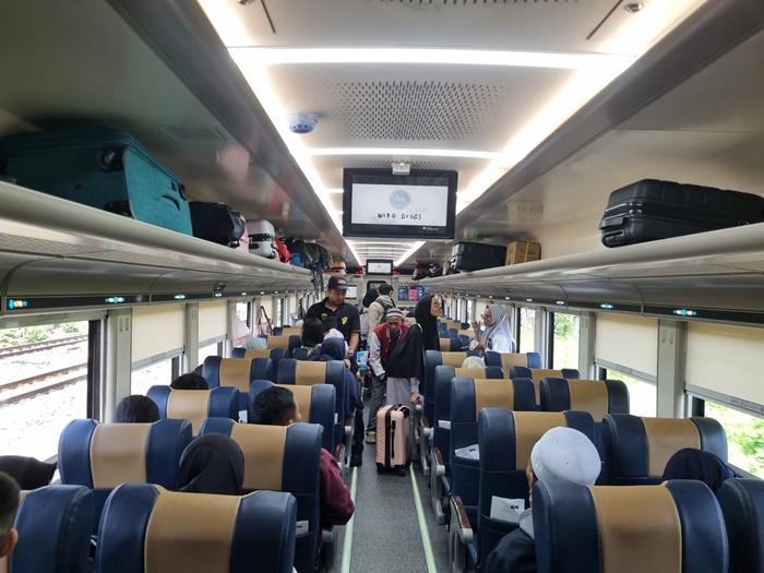 Pemudik-saat-menata-koper-di-dalam-kereta-api.jpg