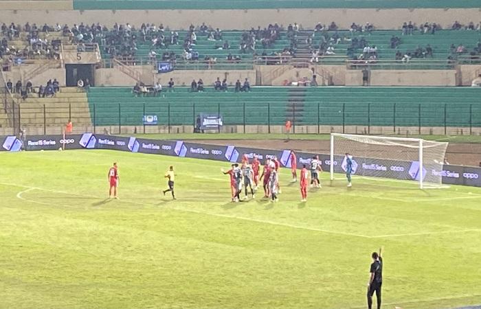 Penalti-Ze-Valente-Bawa-PSIM-Yogyakarta-Unggul-1-0-atas-Malut-United-di-Babak-Pertama.jpg