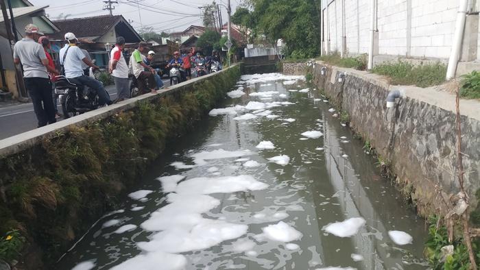 Penampakan-buih-buih-berwarna-putih-di-Kali-Gandekan-Kota-Magelang.jpg