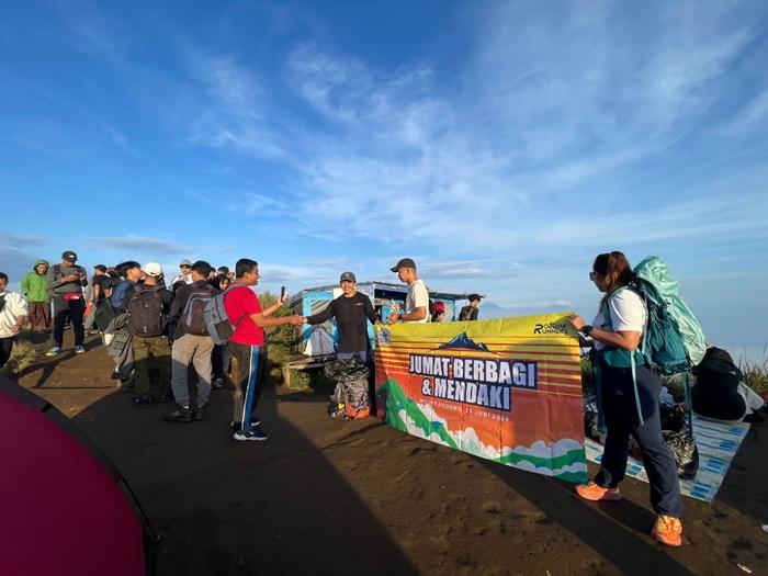 Pendaki-bagi-nasi-bungkus-di-Gunung-Andong.jpg
