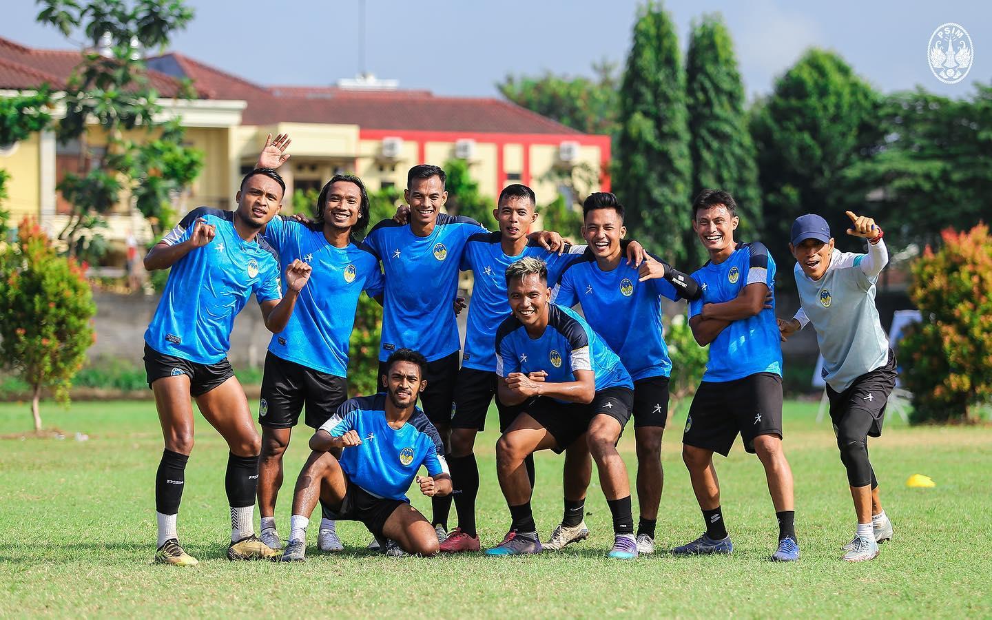 Penggawa-PSIM-Yogyakarta-berfoto-bersama-seusai-menjalani.jpg