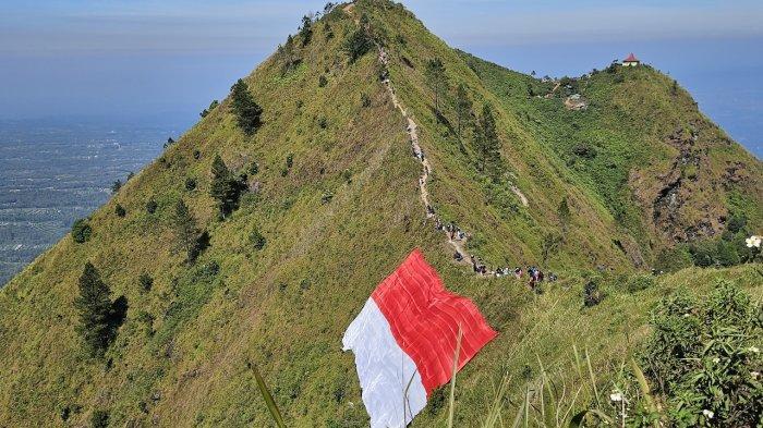 Pengibaran-Bendera-Merah-Putih-Ukuran-79x45-Meter-di-Puncak-Gunung-Andong.jpg