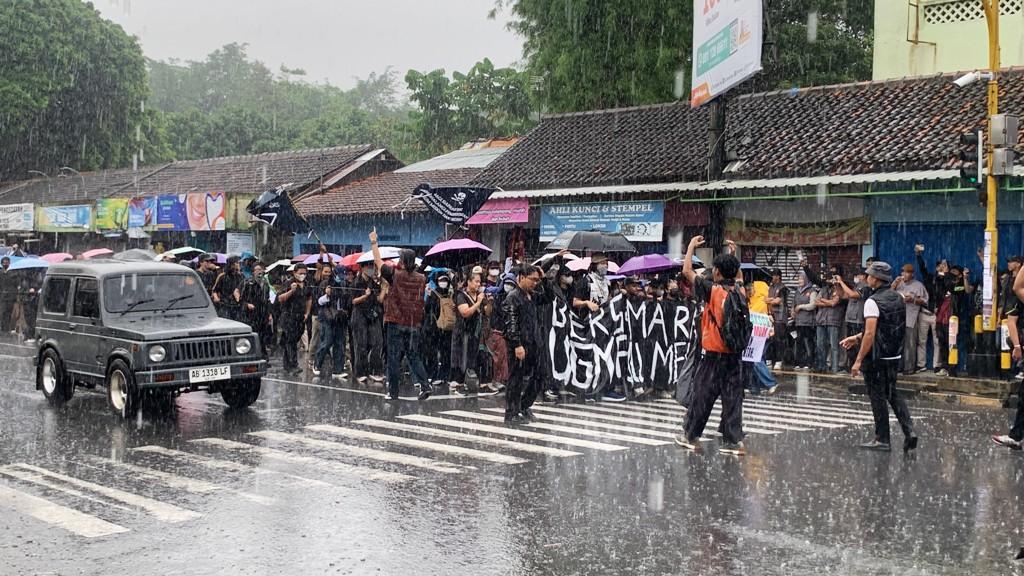 Pengunjuk-rasa-yang-tergabung-dalam-aksi-Gejayan-Memanggil-membentangkan-spanduk.jpg