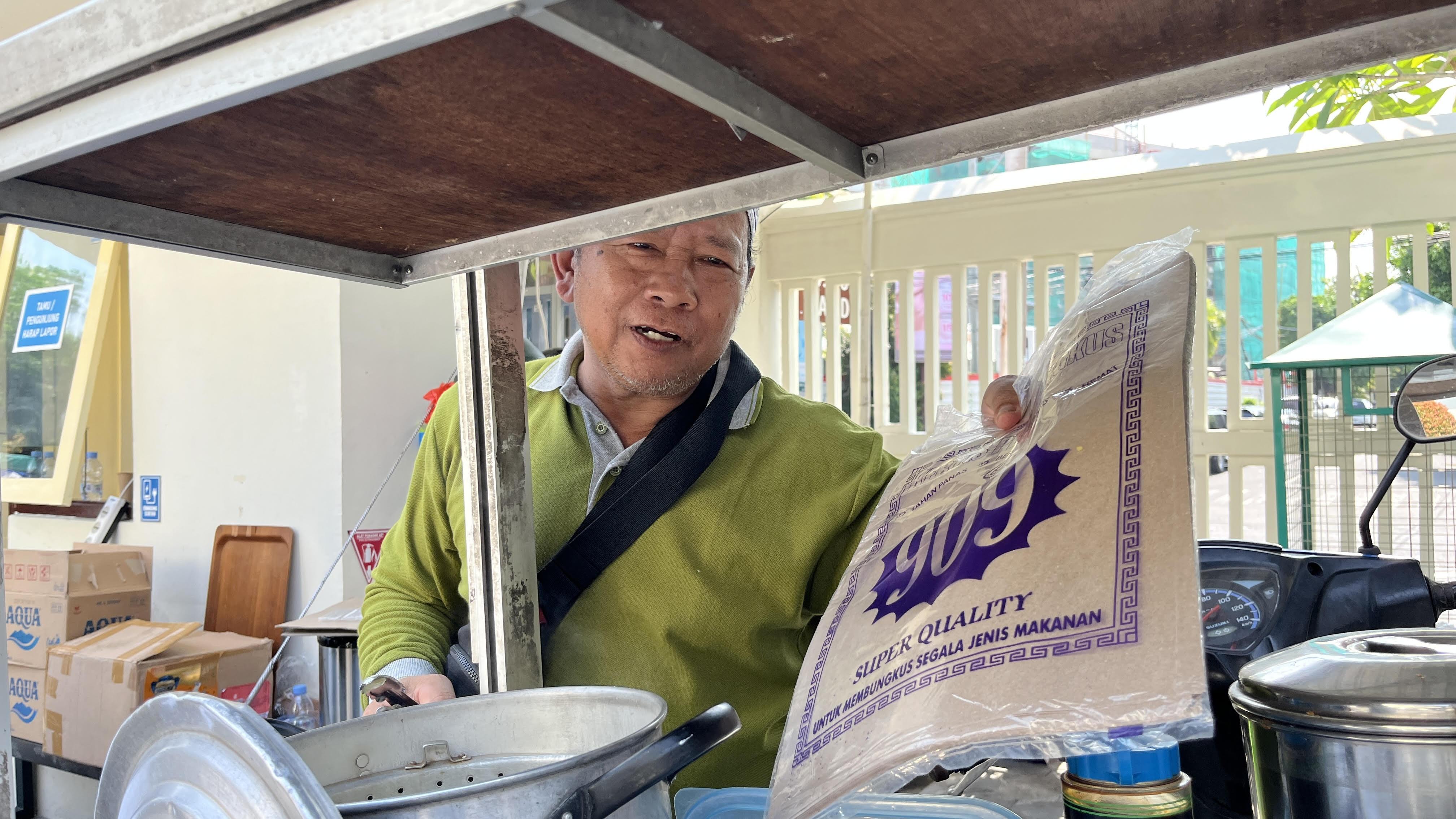 Penjual Siomay di Jogja Menjerit : Plastik Naiknya Kebangetan