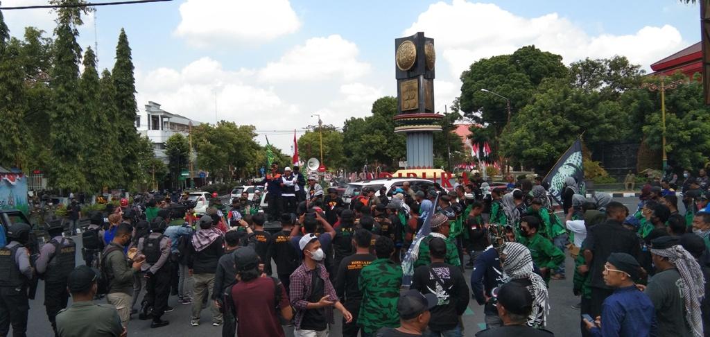Penolakan-Kenaikan-Harga-BBM-Meluas-Ormas-di-Klaten-Gelar-aksi-Demo-di-Simpang-Tugu-Adipura.jpg