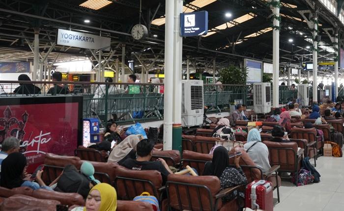 Penumpang-KA-di-Stasiun-Tugu-112026.jpg