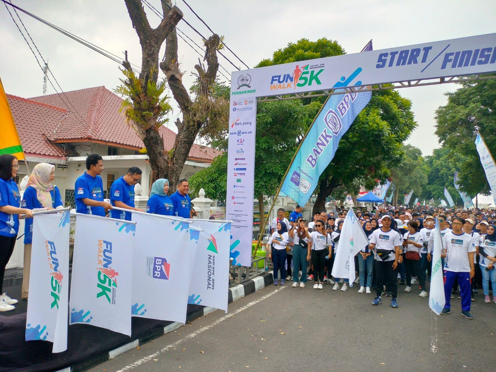 Perbarindo-DIY-Gelar-Fun-Walk-Peringati-BPR-BPRS-Nasional-2024-Sosialisasikan-Menabung-dan-Beposito.jpg