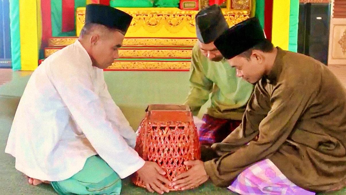 Permainan-tradisional-Ambung-Gile-Tari-Ambung-asal-Kabupaten-Lingga-Kepri.jpg