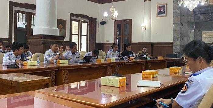 Personel-Jogomargo-Dishub-DIY-menyampaikan-aspirasi-di-kantor-DPRD-DIY.jpg