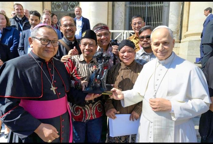 Pertama-Dibuat-di-Indonesia-Patung-St-Yusuf-Arimatea-untuk-Paus-Leo-XIV.jpg