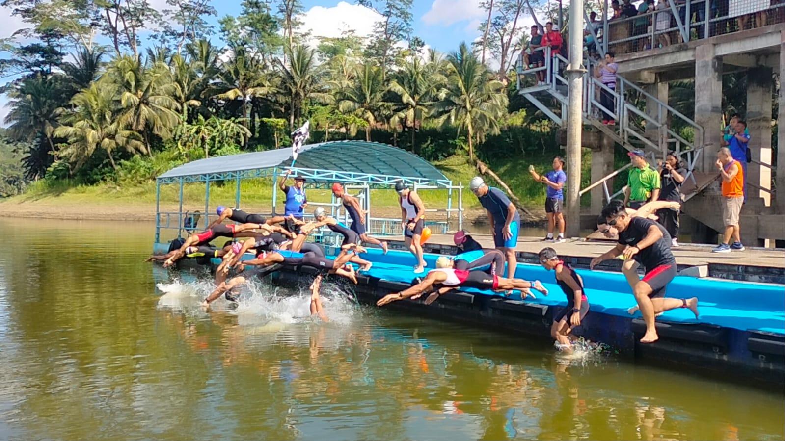 Pertandingan-Triathlon-Elite-Renang-yang-digelar-di-Waduk.jpg