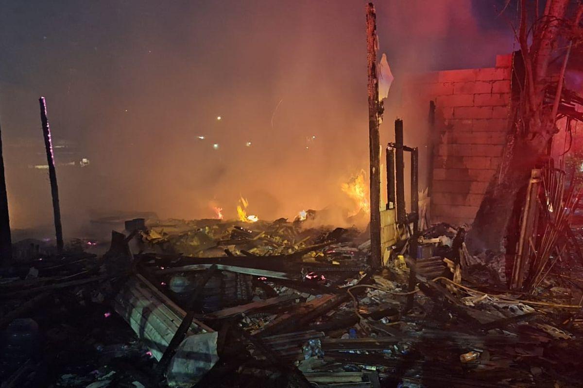 Pesta-Kembang-Api-Saat-Perayaan-Tahun-Baru-Berujung-Kebakaran-6-Rumah-di-Cilincing-Hangus-Terbakar.jpg
