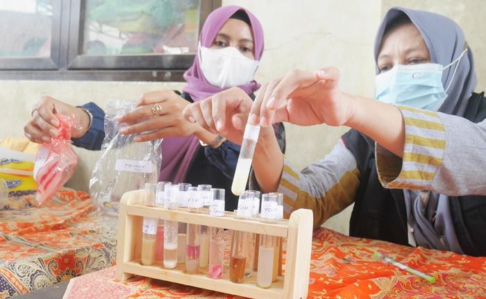 Petugas-Dinkes-Klaten-saat-menunjukkan-hasil-uji-sampel-makanan.jpg