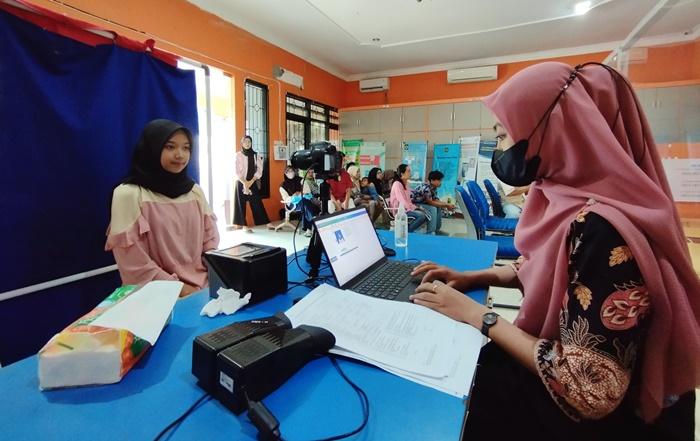 Petugas-melayani-pemotretan-foto-KTP-Elektronik-di-Kulon-Progo.jpg