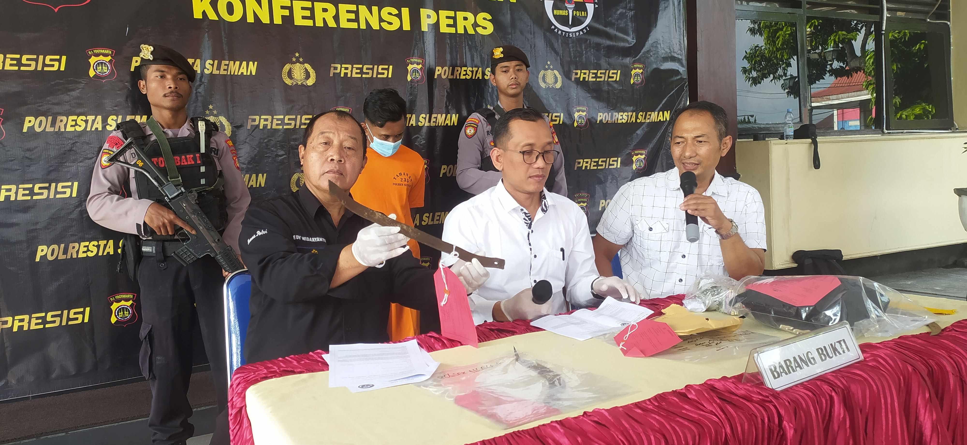 Petugas-menunjukkan-pelaku-FA-dan-barang-bukti-besi.jpg