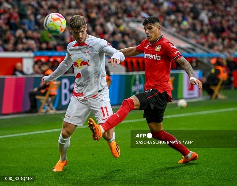 Piero-Hincapie-vs-Timo-Werner-di-Bundesliga-Jerman-antara-Bayer-Leverkusen-vs-RB-Leipzig.jpg