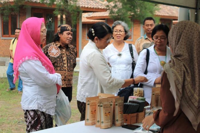 Pj-Bupati-Kulon-Progo-Srie-Nurkyatsiwi-di-Plaza-Kuliner-Pantai-Glagah.jpg