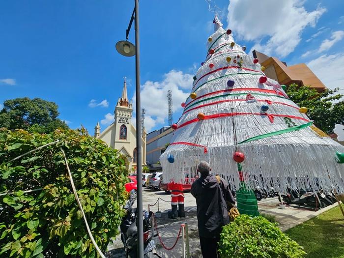 Menengok Pohon Natal dari Tali Rafia Setinggi 10 Meter di Gereja Tertua di Kota Magelang