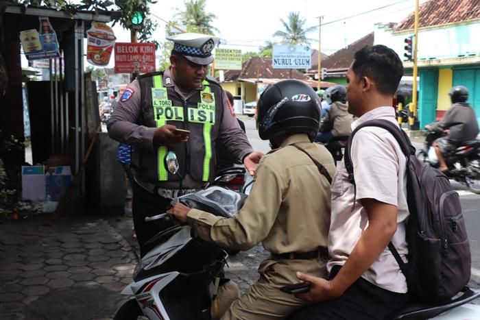 Polisi-di-Bantul-tegur-pelanggar-lalu-lintas.jpg