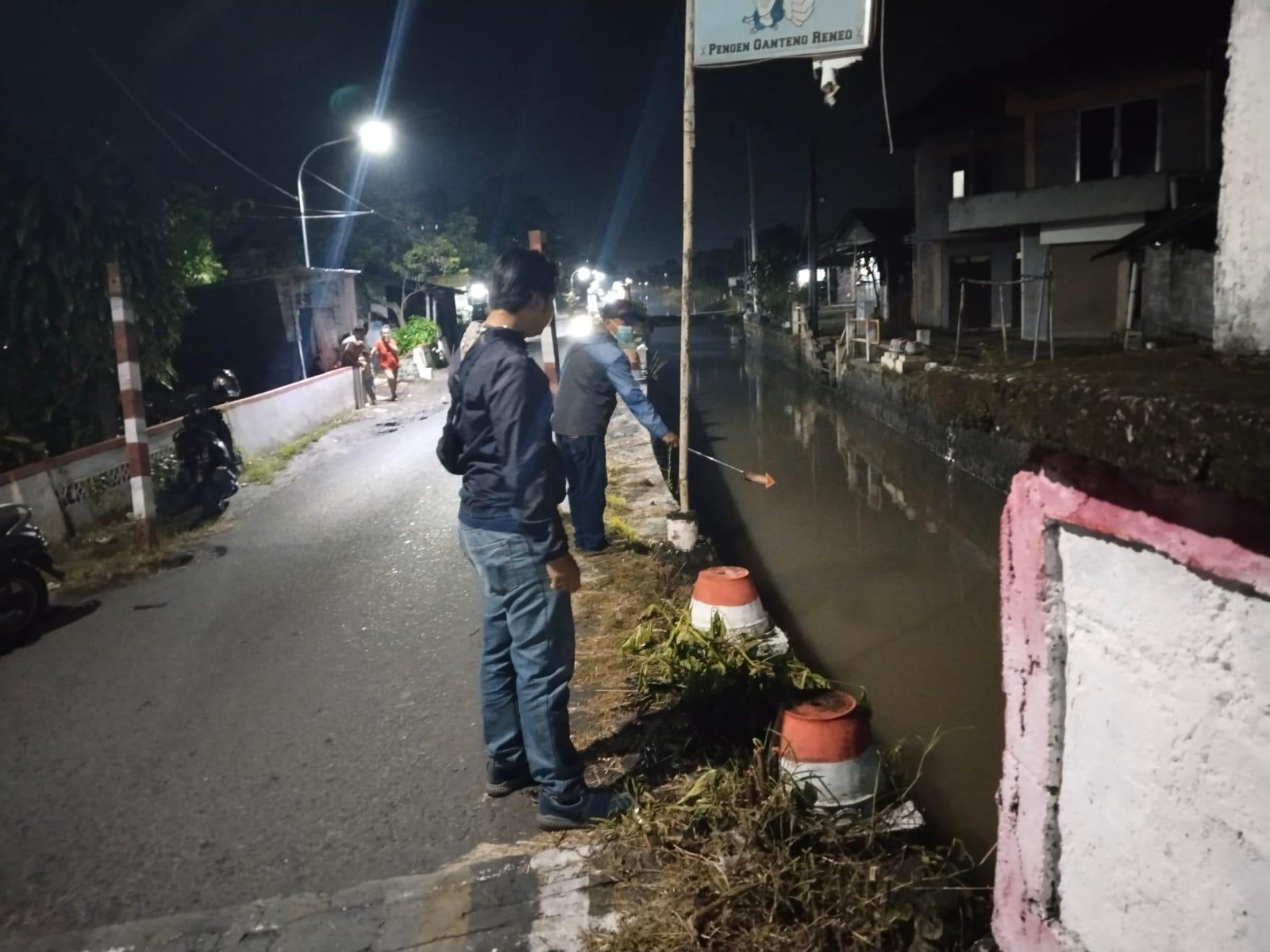Polisi-di-lokasi-kejadian-bocah-5-tahun-ditemukan-meninggal-hanyut-di-Selokan-Mataram-Sleman.jpg
