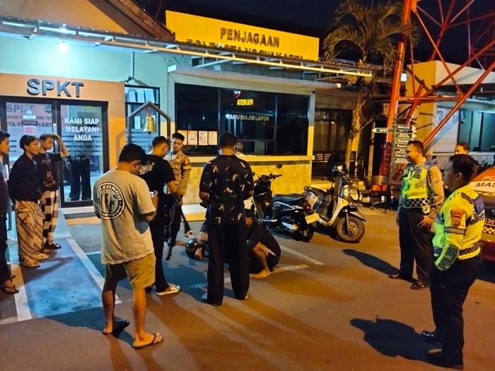 Polisi-mengamankan-tiga-remaja-terduga-pelaku-kejahatan-jalanan-Minggu-16112025.jpg