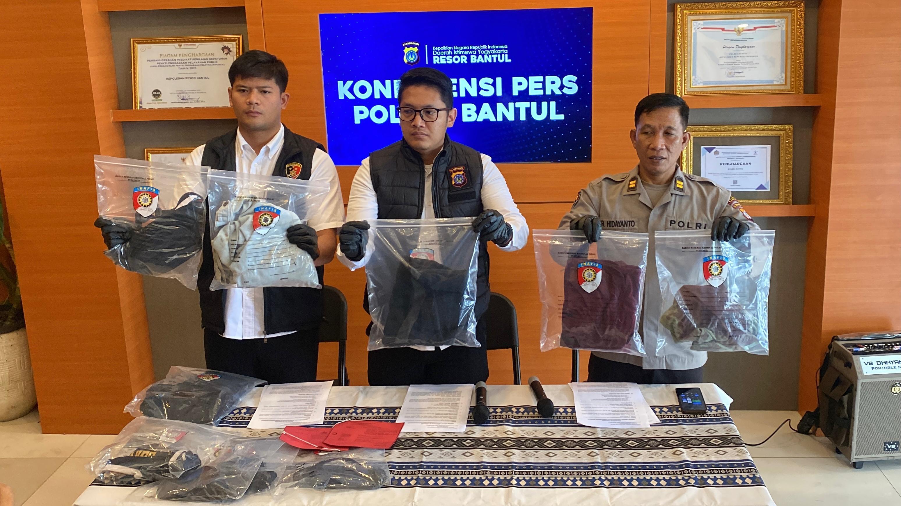 Polres-Bantul-menunjukkan-barang-bukti-kasus-penganiayaan-berujung-pembunuhan-di-Kasihan.jpg