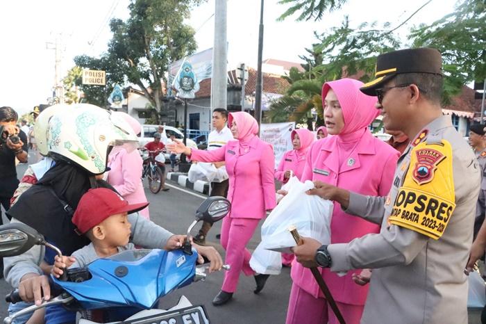 Polres-Purworejo-bagi-200-takjil.jpg