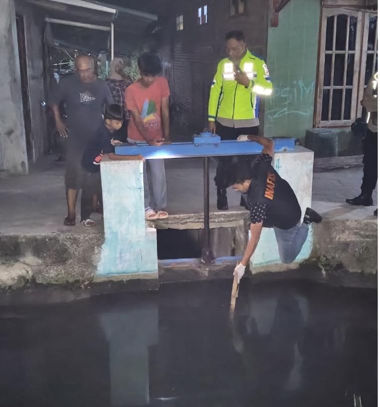 Polsek-Mantrijeron-dan-tim-Inafis-Polresta-Yogyakarta-olah-TKP-anak-tenggelam-di-selokan.jpg