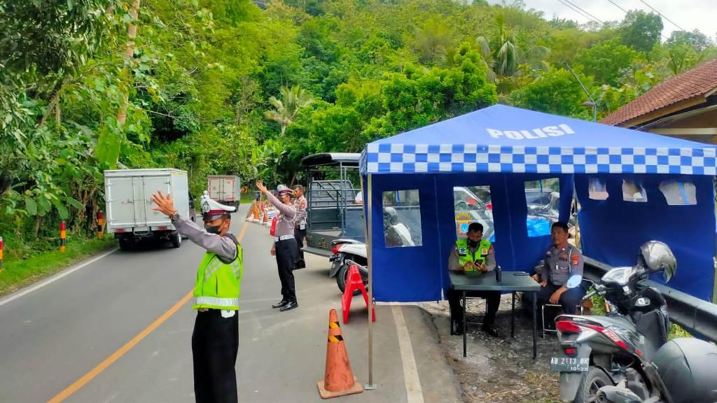 Polsek-Piyungan-Dirikan-Tenda-Pantauan-Lalu-Lintas-di-Jalan-Yogya-Wonosari-yang-Longsor.jpg