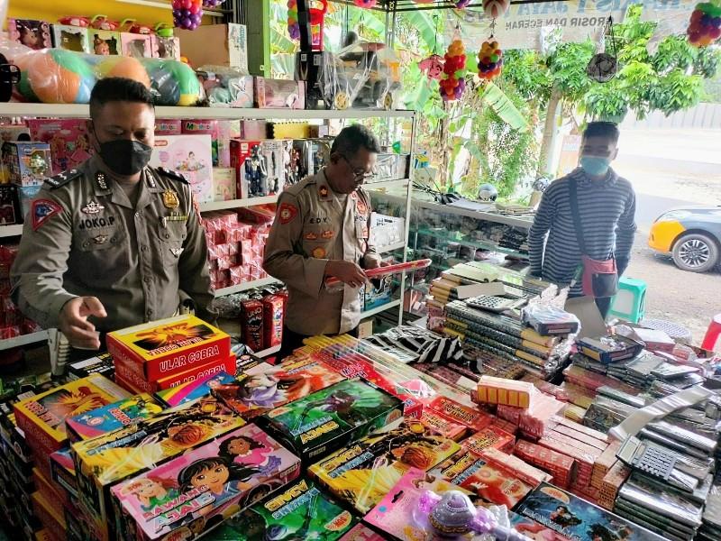 Polsek-Wonosari-Razia-Pedagang-Hingga-Toko-Antisipasi-Petasan-Berbahaya.jpg