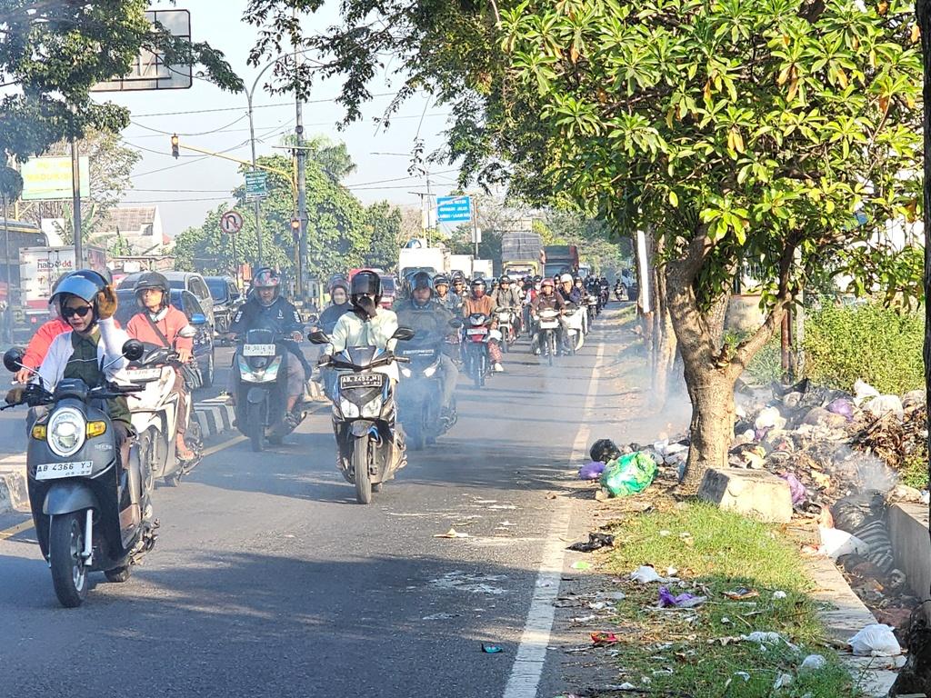 Potret Pembuangan Sampah Liar di Ring Road Madukismo, Berbulan-bulan Dibiarkan - Tribunjogja.com