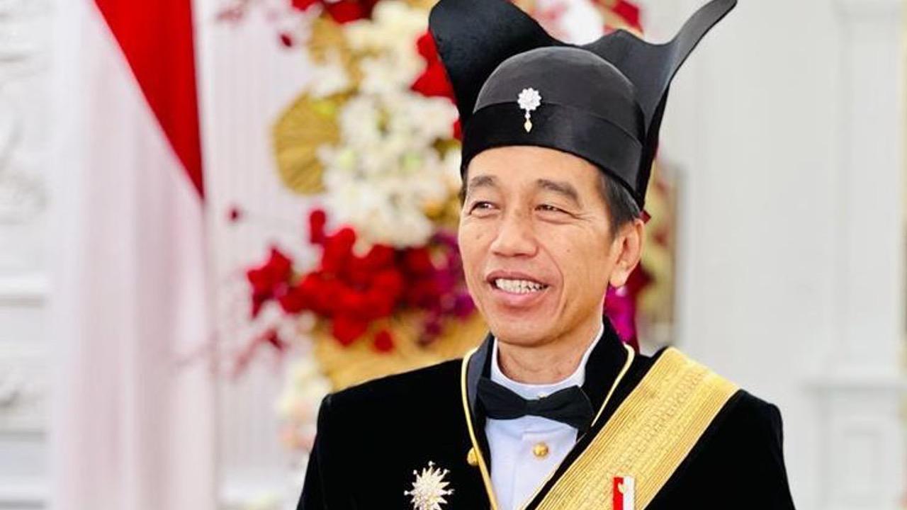 Presiden-Joko-Widodo-kenakan-baju-adat-Ageman-Songkok-Singkepan-Ageng.jpg