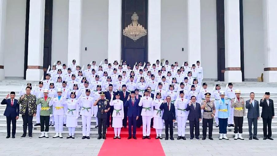 Presiden-Jokowi-dan-anggota-Paskibraka-2024.jpg