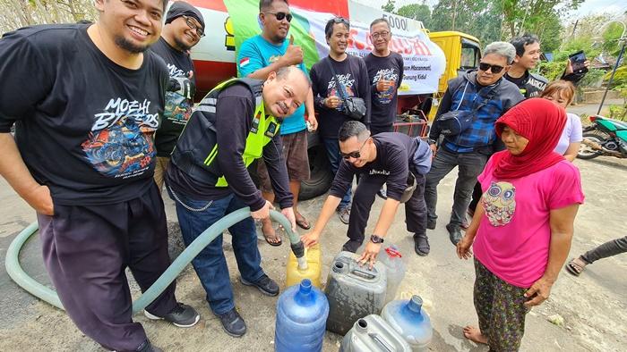 Proses-pemberian-bantuan-air-bersih-kepada-warga-di-Gunungkidul.jpg