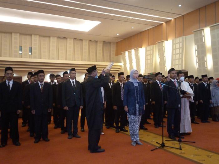 Proses-pengambilan-sumpah-janji-anggota-PPK-di-Hotel-Artos-Magelang.jpg