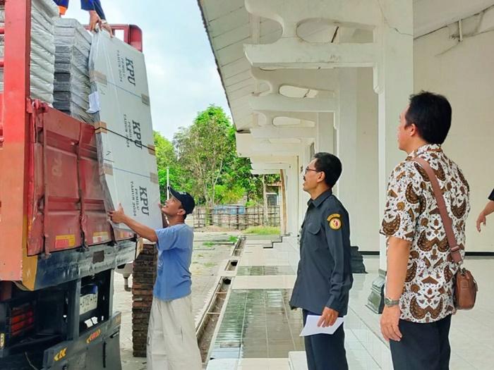 Proses-penurunan-logistik-Pemilu-2024-untuk-Kabupaten-Kulon-Progo.jpg