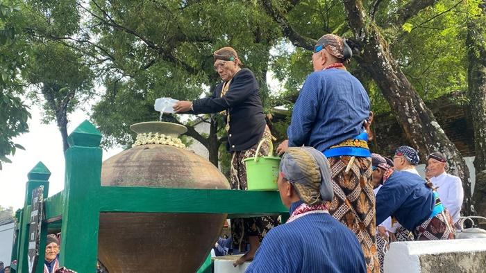 Prosesi-ritual-nguras-enceh-di-gentong-Kyai-Danumaya.jpg