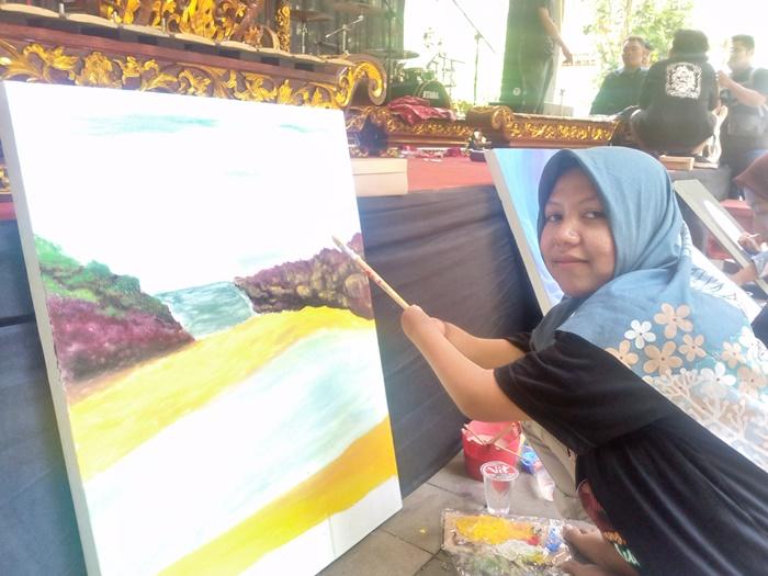 Puji-Lestari-saat-melukis-pemandangan.jpg