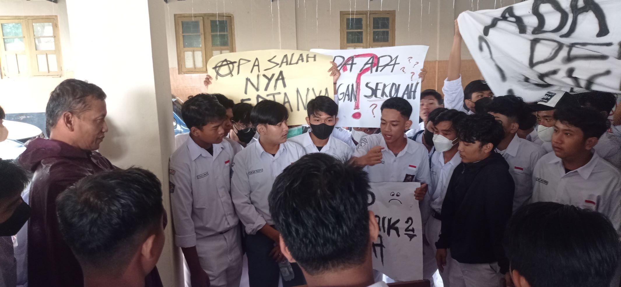 Puluhan-siswa-dari-perwakilan-kelas-X-XII-di-SMAN-1-Wates.jpg