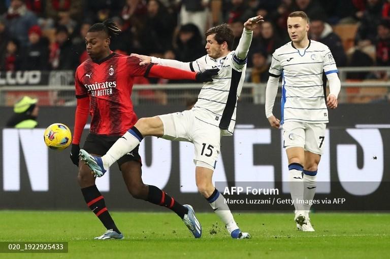 Rafael-Leao-vs-Marten-de-Roon-di-Coppa-Italia-antara-AC-Milan-vs-Atalanta.jpg