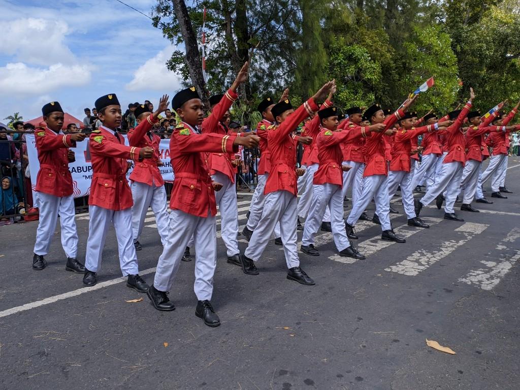 Ratusan-Peserta-Meriahkan-Pawai-Pelajar-Peringatan-HUT-ke-79-RI-di-Alun-alun-Wates.jpg