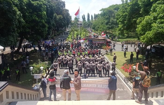 Ratusan-massa-aksi-penolakan-kenaikan-harga-BBM-kantor-DPRD-Magelang.jpg