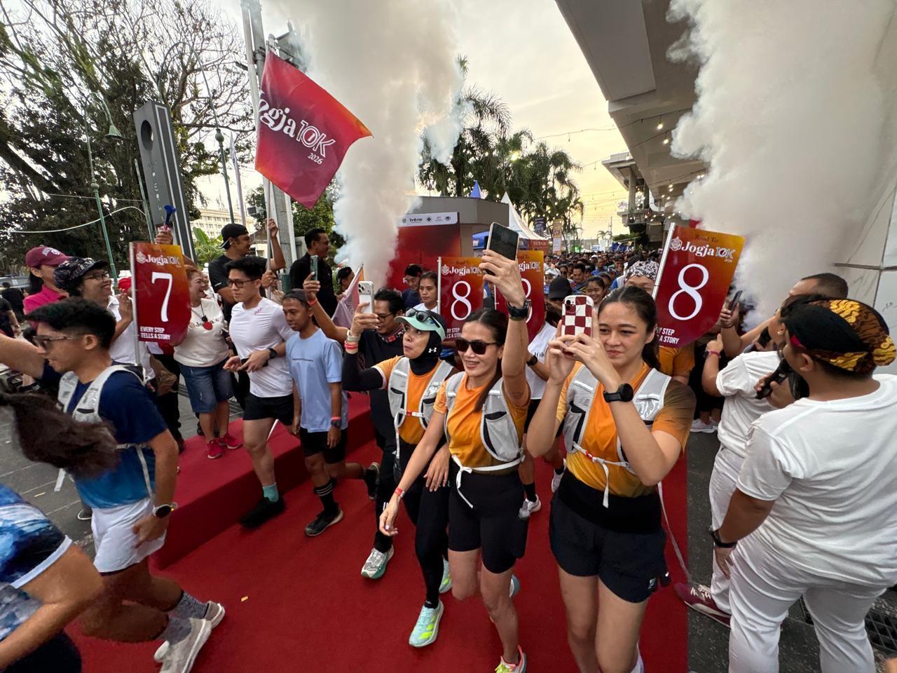 Ratusan-pelari-mengikuti-Fun-Run-5K-Road-to-Jogja10K-2026-di-Plaza-Malioboro-Kota-Yogyakarta.jpg