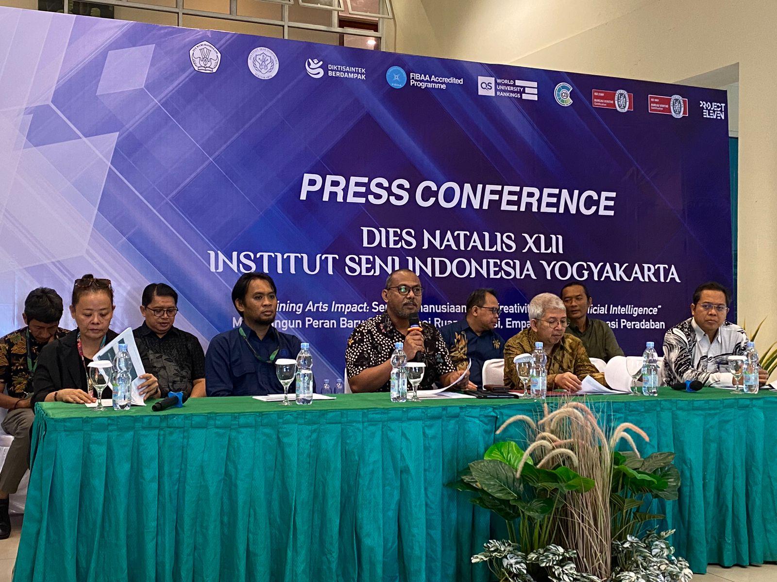 Rektor-ISI-Yogyakarta-Irwandi-menghadiri-jumpa-pers-rangkaian-Dies-Natalis-ke-42-di-Rektorat.jpg